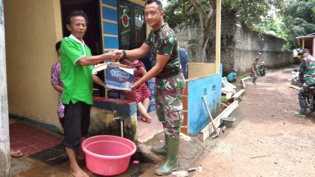 Warga Kembali Bantu Logistik Satgas TMMD Kodim 0507/Bekasi
