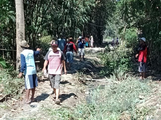 Sengkuyung Satgas TMMD Tegal Bikin Tiang Lampu