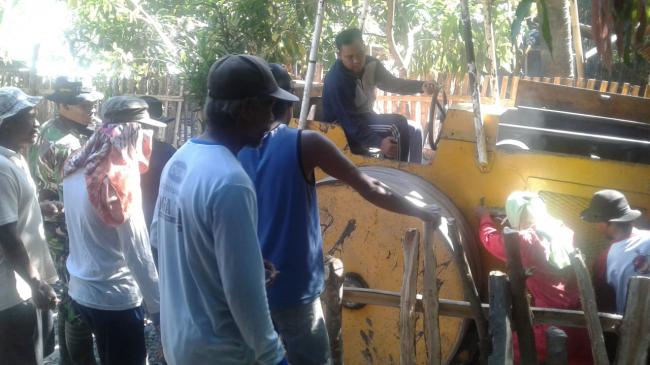 Saban Hari Ada 40 Warga Bantu Pengaspalan Jalan