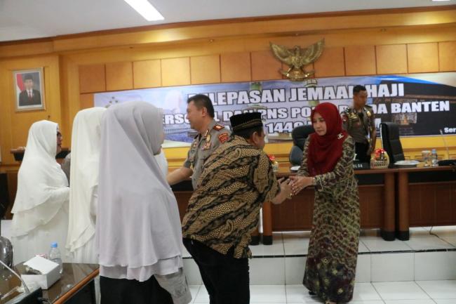 Kapolda Banten Pimpin Pelepasan 23 Jemaah Haji Personel dan Pns Polri Polda Banten