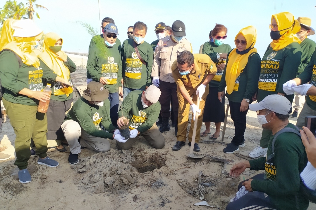 Go Green di Pantai Pulau Rupat Bersama PWI Riau dan BPDASHL Indragiri Rokan