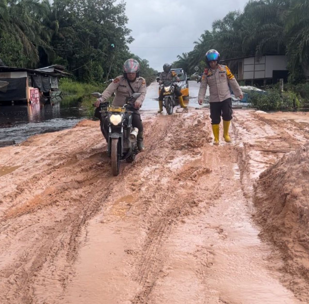 Kapolsek Siak Kecil dan Personil Lewati Jalan Berlumpur Demi Sosialisasi Pemilu Damai 2024