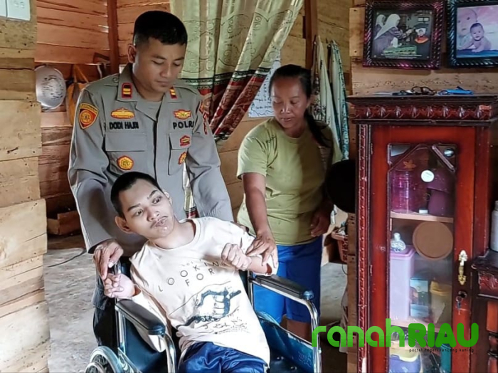 Mata Susiati Terlihat Berkaca-kaca Ketika Menerima Kursi Roda Dari Kapolsek LTD