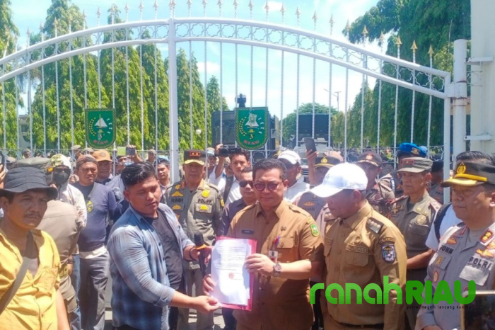 Bupati Pelalawan H. Zukri Misran temui Perwakilan Massa aksi Warga terdampak TNTN