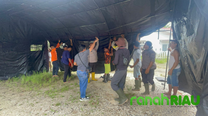 Polsek Siak Kecil Dirikan Tenda Darurat Pengungsian Banjir dan Salurkan Bantuan Sembako