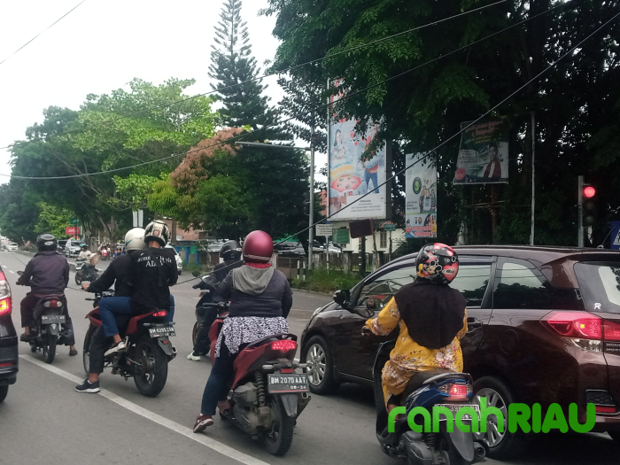 Kabel Melorot ganggu Pengguna Jalan di Kaharuddin Nasution