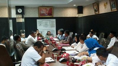 Mirisss.. Gaji Petugas Kebersihan Tak Kunjung Dibayar