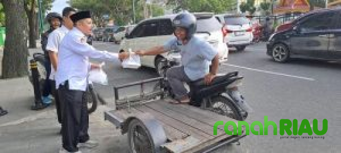 Kemenag Riau bagikan 150 paket Takjil kepada para Pengguna Jalan