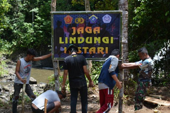 TNI dan Mahasiswa Pasang Banner Himbauan Dilokasi Wisata