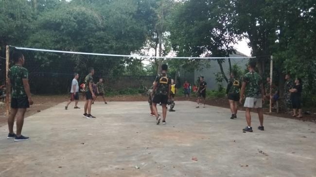 Antusiasme Warga & Satgas TMMD Jajal Lapangan Voli Baru