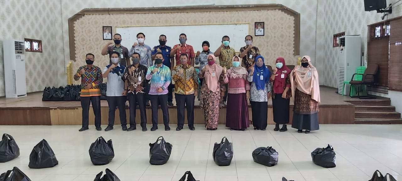 Camat Mandau Riki Rihardi Beserta Jajarannya, Salurkan Sembako Kepada Warga Tidak Mampu