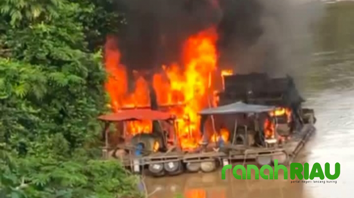 Dua Unit PETI Hangus Dibakar Polsek Kuantan Mudik, Yang Lain Pada Kabur