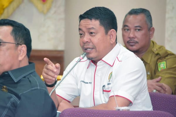 Rusak Parah, H. Syafaruddin Poti Himbau seluruh Perusahaan Gotong Royong perbaiki jalan rusak