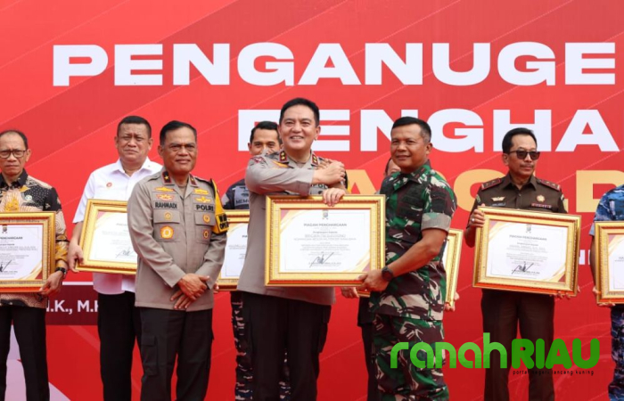Kapolda Riau Beri Penghargaan Para Tokoh dalam Mengawal Demokrasi dan Menjaga Keamanan