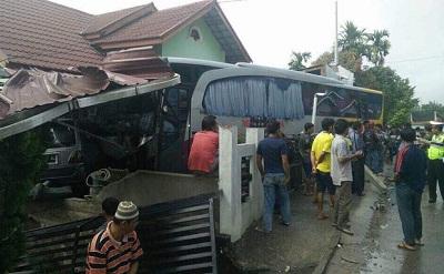 Niatnya mau menghindari jalan berlubang, Ehh.. malah Nabrak Rumah