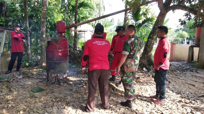 Manggala Angni Daops Rengat Ajarkan Para MPA Membuat Cukai Kayu Untuk Bahan Bakar