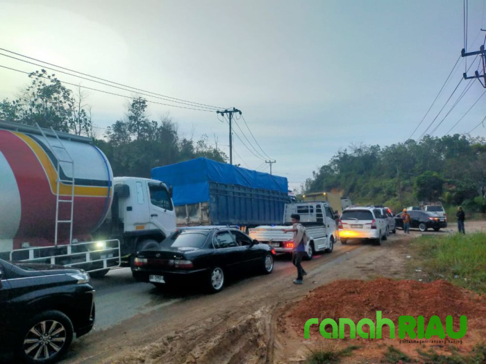 Imbas pengendara yang bandel, Jalur lintas Riau Sumbar via Tanjung Alai macet Parah