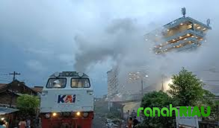 Heboh... Kereta api Wijaya Kusuma Keluarkan Asap tebal, Ini Kata manager KAI