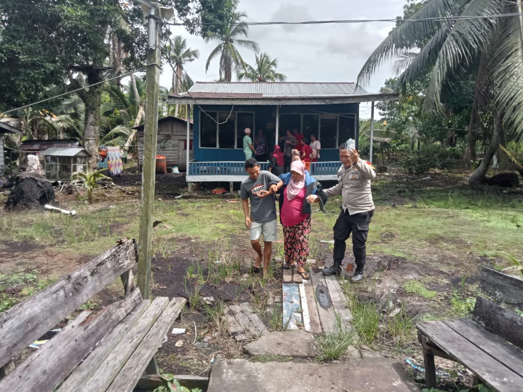Saat Bertugas Bripka Gultom Sempatkan Diri Bawa Wanita Paruh Baya Berobat