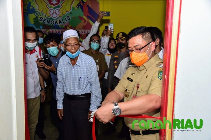 Pj. Bupati Bengkalis Resmikan Klinik Atlet KONI dan Ditandai Pengguntingan Pita