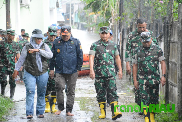 Danrem 031/WB berserta Rombongan tinjau Korban Banjir di Rumbai