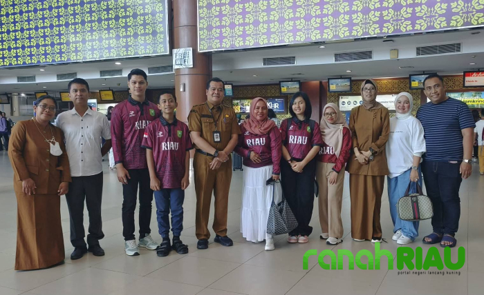 Kabid SMP Disdik Pekanbaru lepas Kontingen FLS3N Provinsi Riau ke Tingkat Nasional di Jakarta