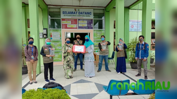 Relawan Covid-19 UNRI Salurkan Bantuan Hazmat dan Face Shield Pada 4 Instansi Kesehatan di Pekanbaru