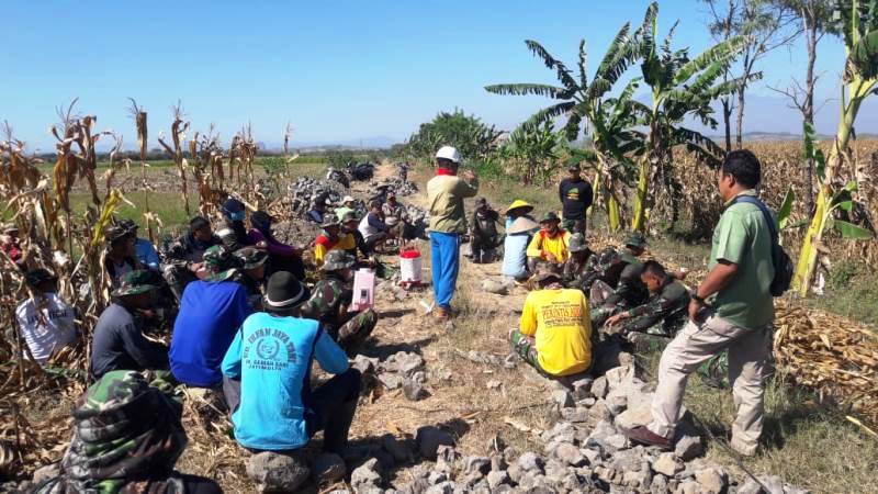 Masyarakat dan TNI Berebut Batu di Makadam Jatimulya Suradadi Tegal