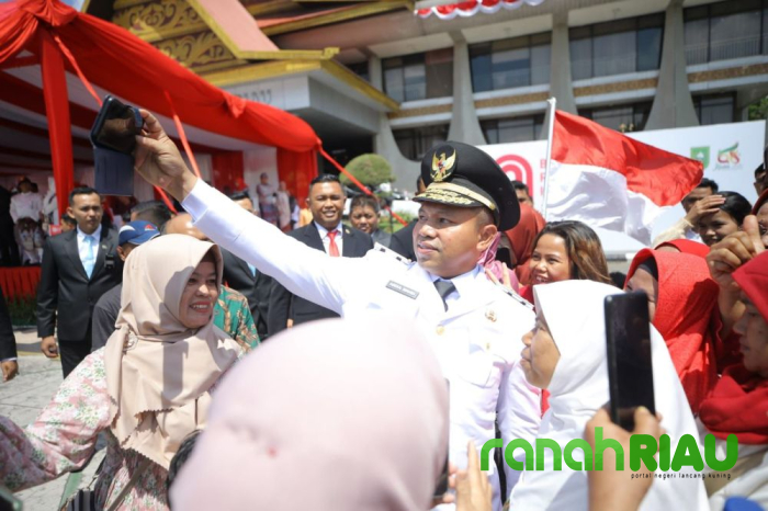 Aksi Swafoto Gubri Abdul Wahid bersama para Pelajar di Momen Peringatan Kemerdekaan Indonesia