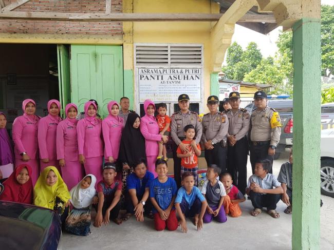 Kapolsek Mandau, Kompol Arvin Hariyadi, S.IK santuni Panti Asuhan 