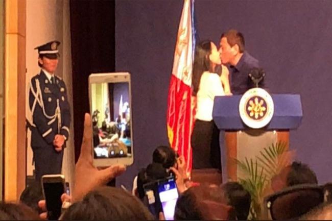 lakukan Pembelaan atas Aksi Cium Bibir, Duterte: Itu hanyalah aksi Panggung