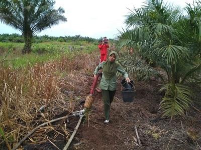Patut Diberikan Penghargaan, Wanita Ini Dengan Semangat Turut Padamkan Api Loch..
