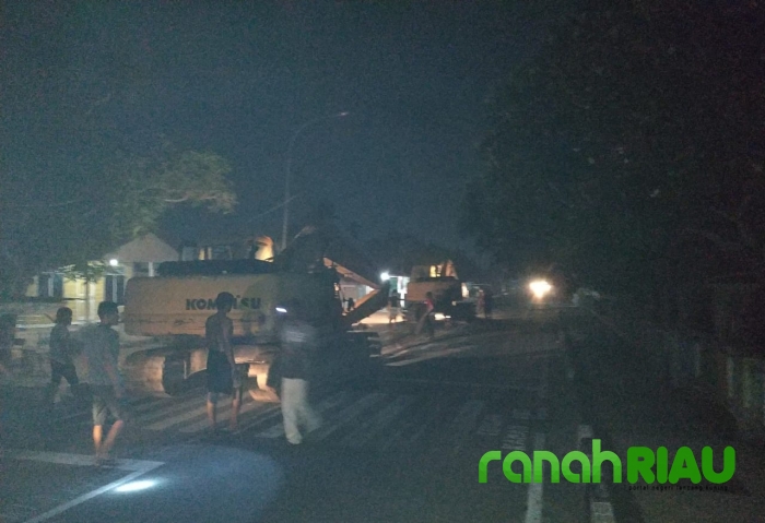 Parahh.!! dua Excavator Melintasi Jalan, Aspal Berpotensi Ambyar