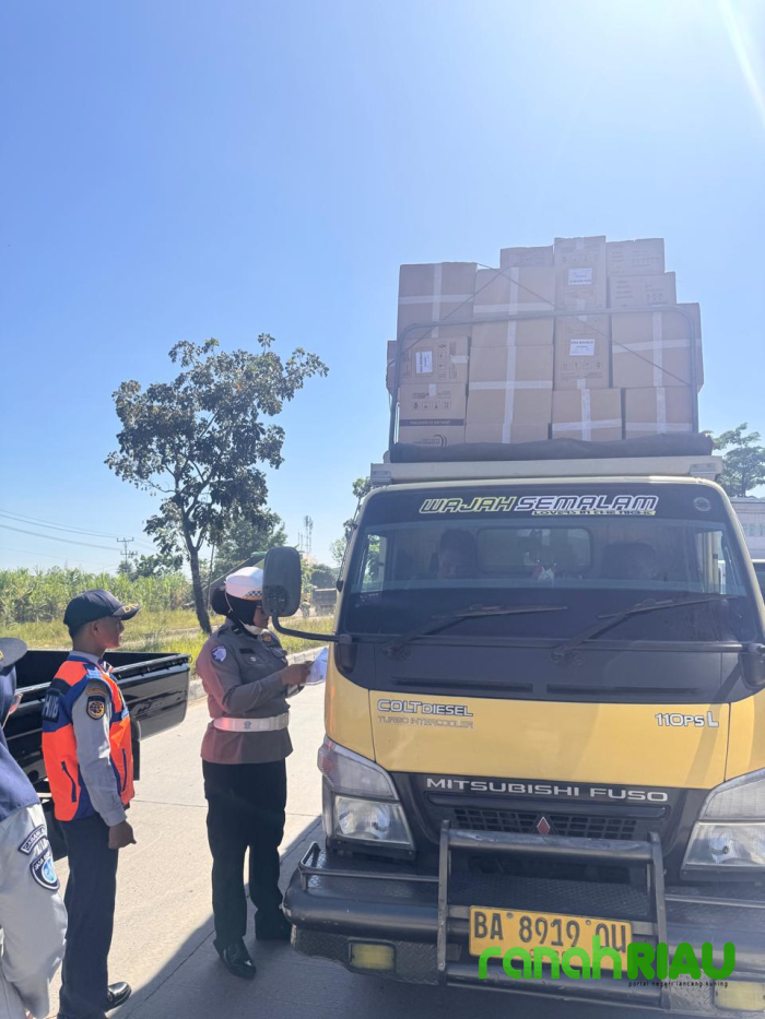 Razia Gabungan, Ditlantas Polda Riau sasar ODOL dan Truk Pelanggar Jam Operasional di Pekanbaru