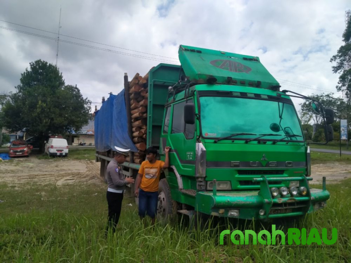 Nekat bawa Akasia diatas 14 Ton dihari Kedua Idul Fitri, Supir Truk ini Ditilang