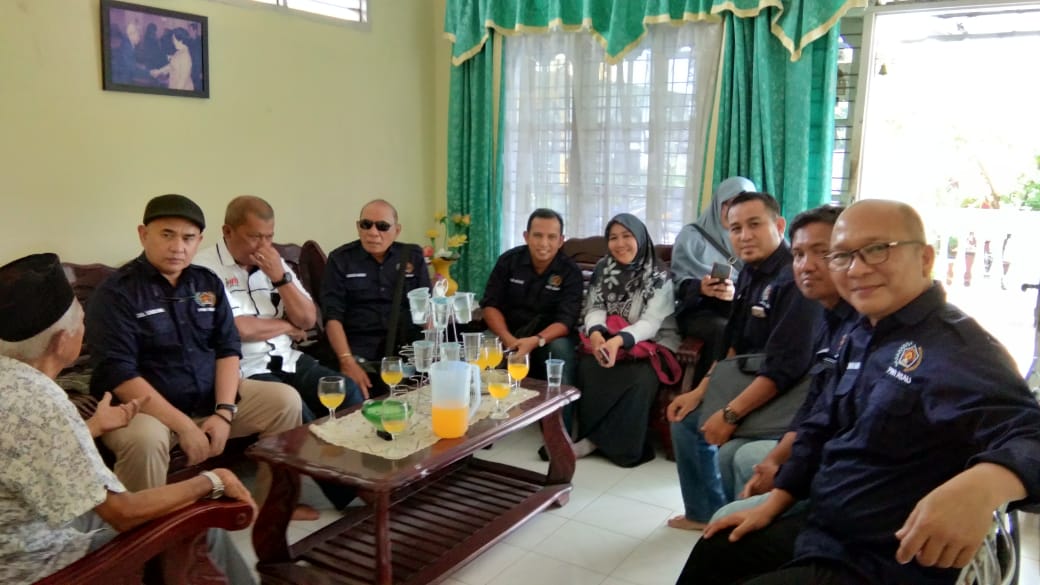 Jenguk Wartawan Tertua, Wartawan Sakit dan Berbagi