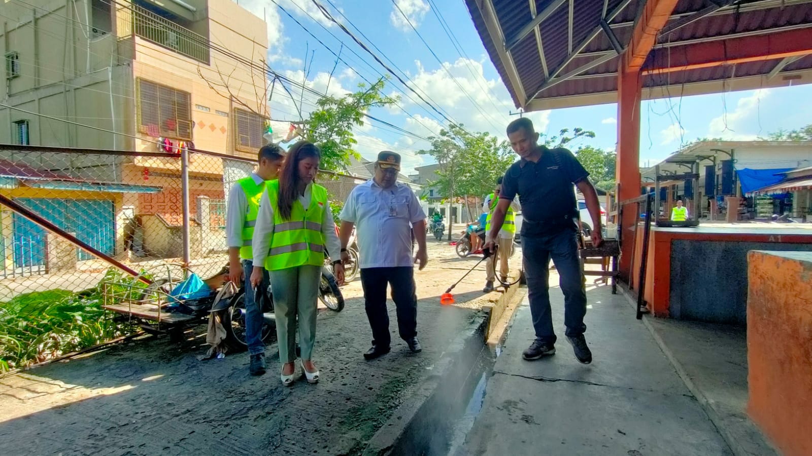 DLHK Pekanbaru Semprot Bakteri Limbah Pasar Lima Puluh