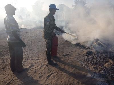 Prajurit Satgas Yonkomposit TNI Bantu Padamkan 6 Rumah Terbakar di Sudan