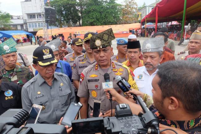 Bupati Inhil Bersama Kapolda Riau Bagikan 4000 Sembako dan 500 Sertifikat Tanah Gratis