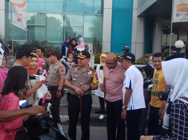 Kapolres Beserta Kabag Humas dan Protokoler Setda Inhil Bagikan Takjil Geratis