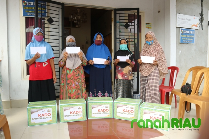 Lazismu Pekanbaru berbagi kebahagian untuk Dhuafa dan Lansia di Pulau Karomah