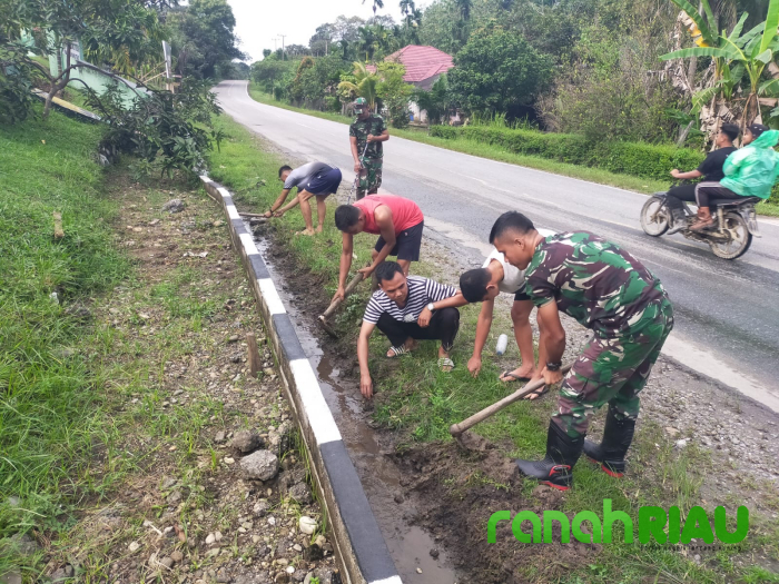 Anggota Koramil 08/KM Bersama Warga Laksanakan Karya Bakti Pembersihan Parit Pasca Banjir