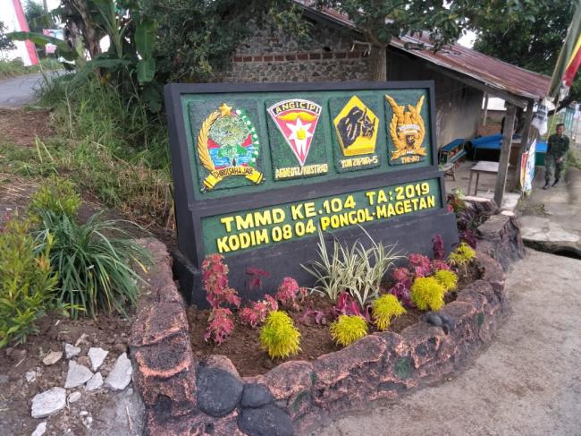 Satgas TMMD Ke - 104/Bks Bantu  Meringankan  Beban Warga Dorong Gerobak