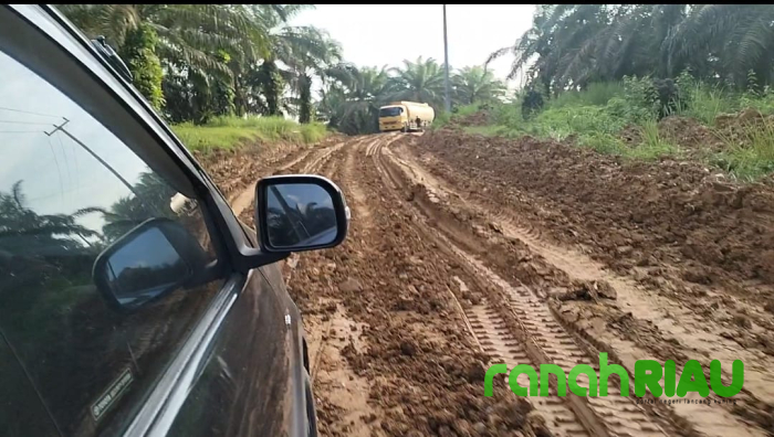 Ruas Jalan di Kecamatan Pucuk Rantau Rusak Parah Akibat Terus Dilewati Mobil CPO PT KAI