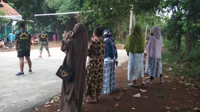Ada Lapangan Voli Baru, Kaum Ibu Kampung Cakung Juga Mau Eksis