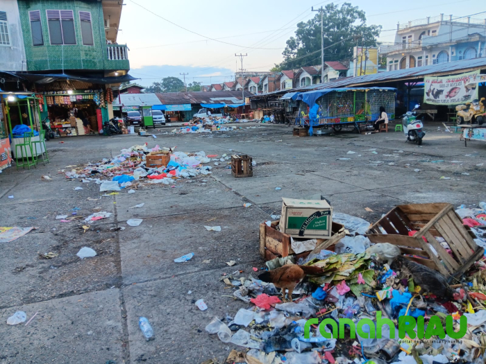 Petugas kebersihan Mogok Kerja, Pasar Lubuakjambi Menjadi Tempat Onggokan Sampah