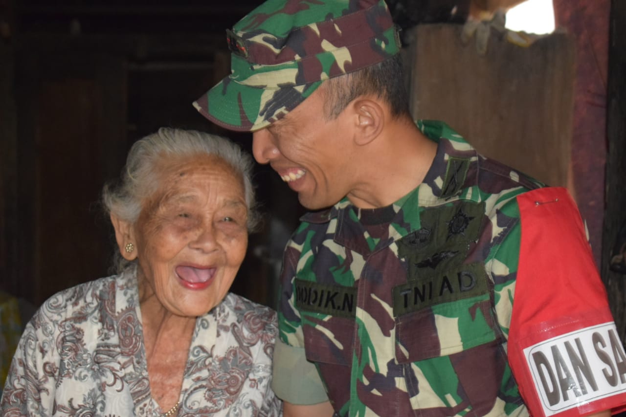 Sertu Aguk Dapat Ciuman dari Mbah Timirah