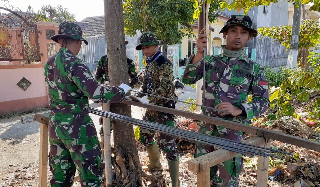 Belajar Ilmu Merakit Besi di Lokasi TMMD