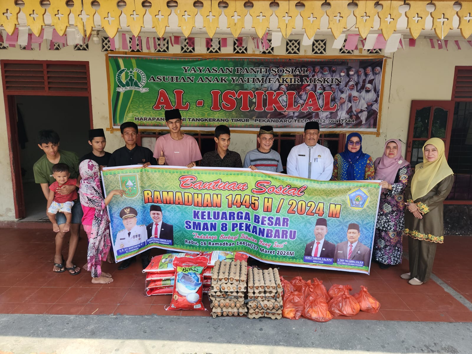 SMA 8 Pekanbaru Bagi 612 Paket Bansos Untuk Masyarakat Sekolah, Warga Sekitar dan Panti Asuhan