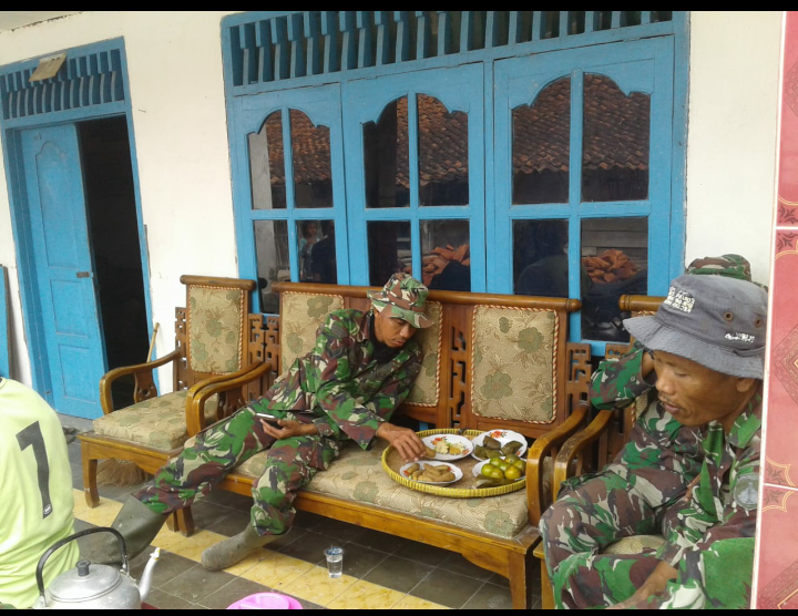 Rehat Usai Bedah RTLH, Satgas TMMD Nikmati Jajanan Pasar 